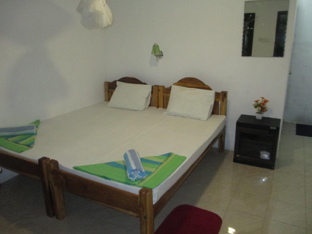 Uppuveli Beach House Trincomalee Bagian luar foto