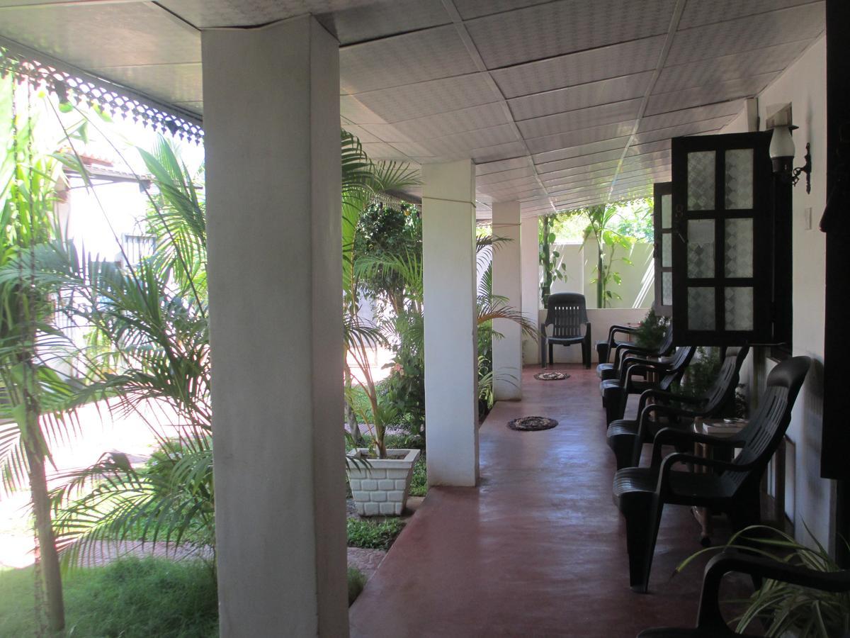 Uppuveli Beach House Trincomalee Bagian luar foto