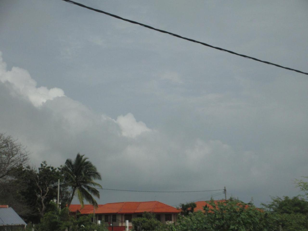 Uppuveli Beach House Trincomalee Bagian luar foto