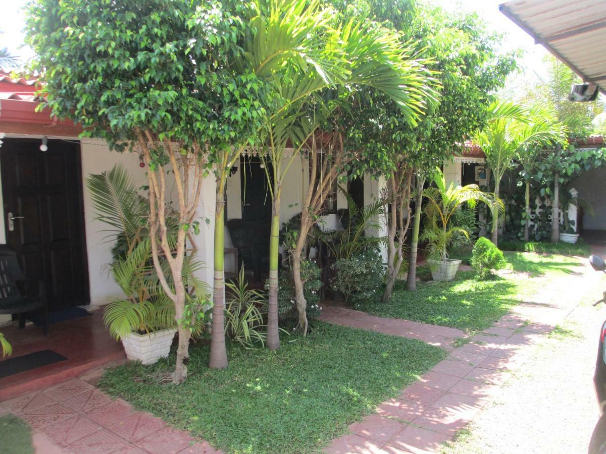 Uppuveli Beach House Trincomalee Bagian luar foto