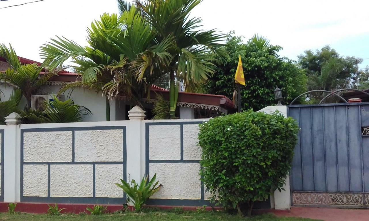 Uppuveli Beach House Trincomalee Bagian luar foto